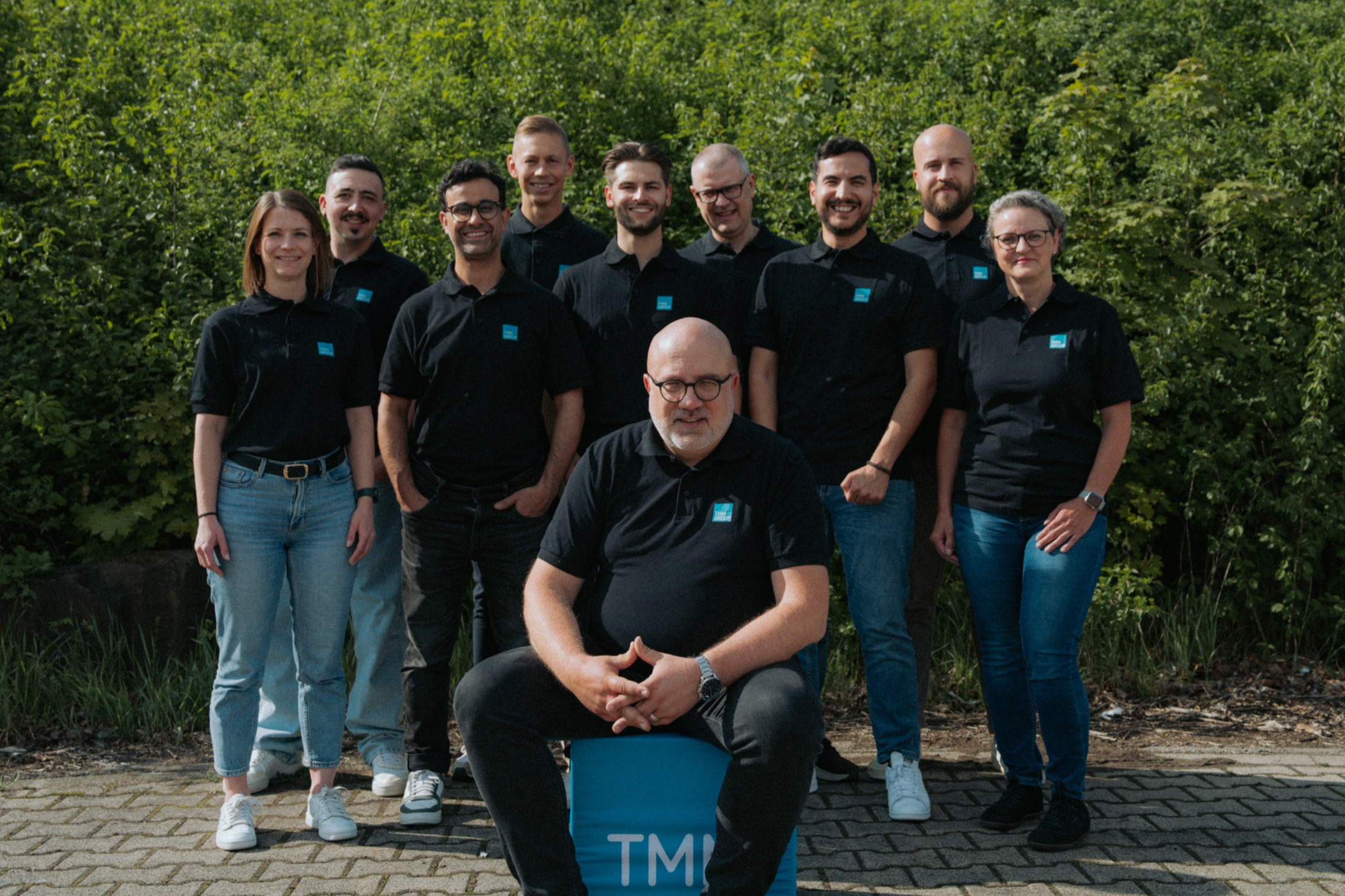 Das erweiterte TMM Group Team im Freien